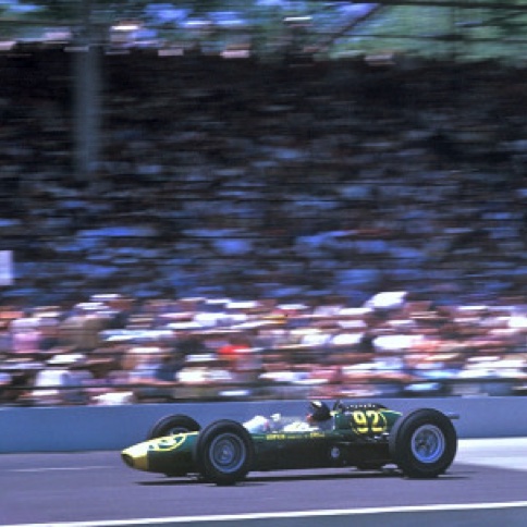 Lancée à pleine vitesse la Lotus se dirige vers la 1ère place mais....
© Gordon Kirby